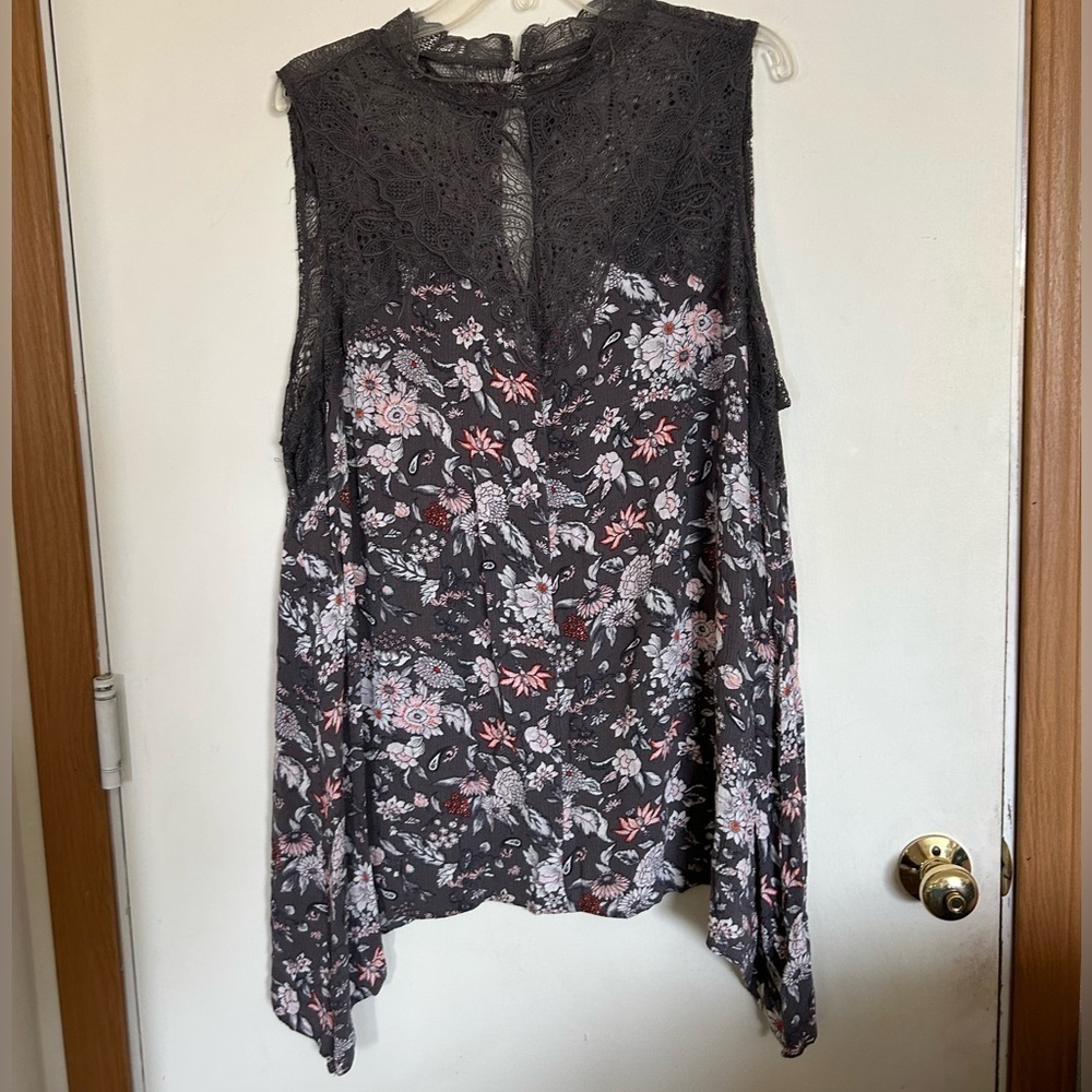 Torrid size 1 sleeveless floral and lace longline blouse
